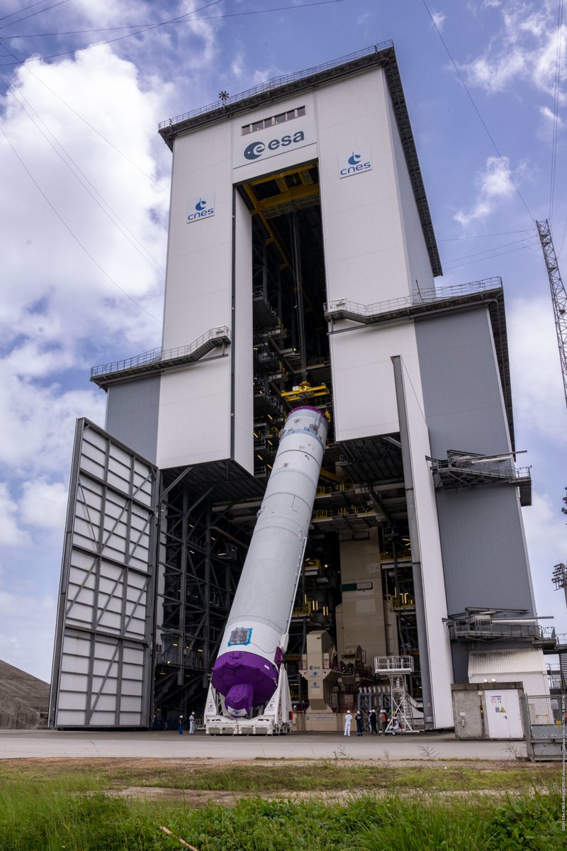 @ArianeGroup @Arianespace @CNES @esa The process of 'verticalisation' took over 90 minutes. In the next few days the boosters for the first Ariane 6 launch are set to arrive and moved into position next to the central core.