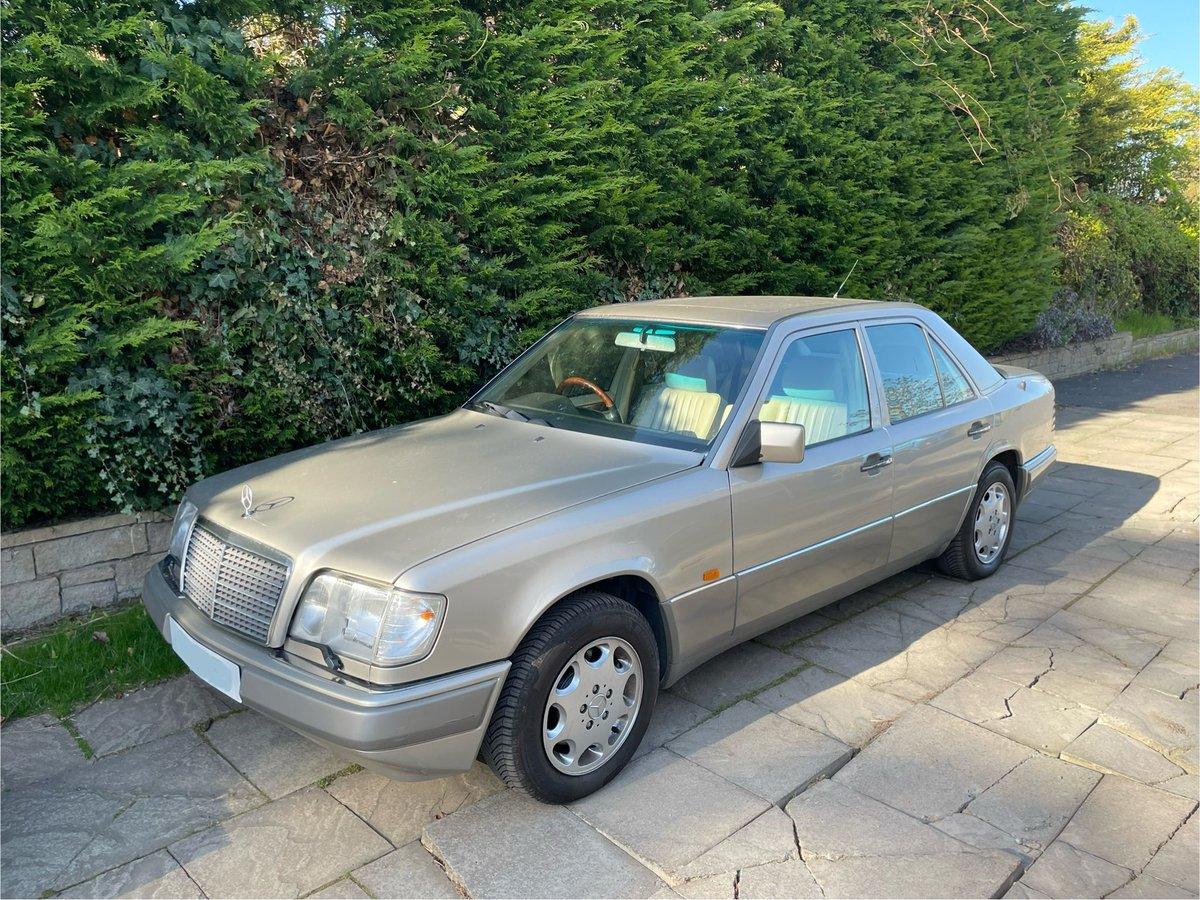 Been pootling about in the w124 today, sunroof down, windows open. I these old things. Must drive it more!