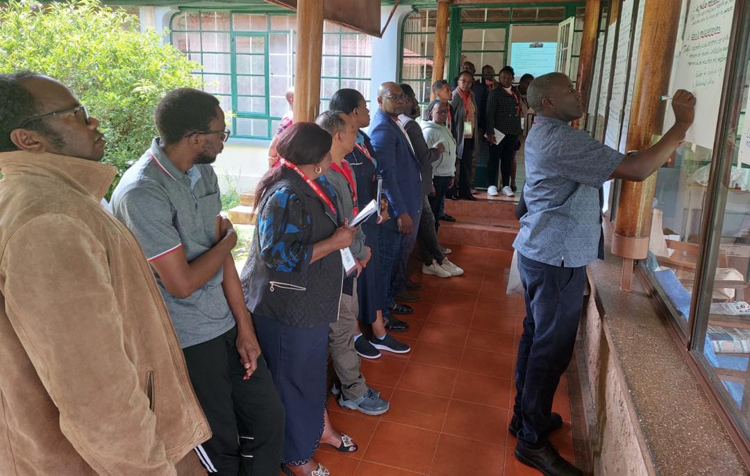 JesuitesACE's tweet photo. 🤝 L'événement réunit des délégués de plusieurs pays africains ainsi que des représentants de la Conférence Jésuite d'Afrique et de Madagascar (#JCAM).
Parallèlement, se tient le Conseil d'Administration de Fe y Alegría International.
#Afrique #FeYAlegria https://t.co/cIlijyGzHq