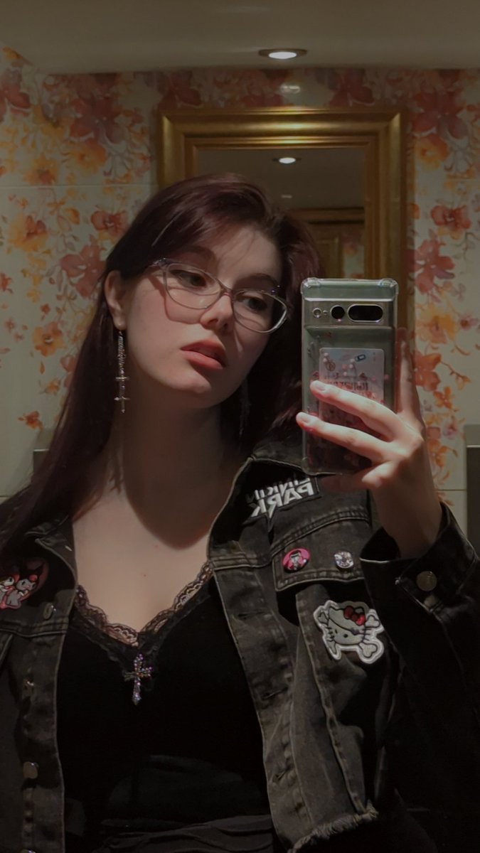 aevxum's tweet photo. rt if you'd take me to dinner 🫶 https://t.co/qYNOckuFyE