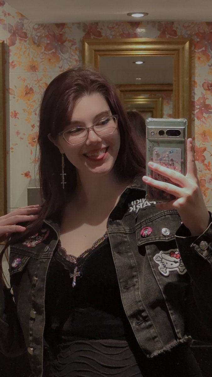 aevxum's tweet photo. rt if you'd take me to dinner 🫶 https://t.co/qYNOckuFyE