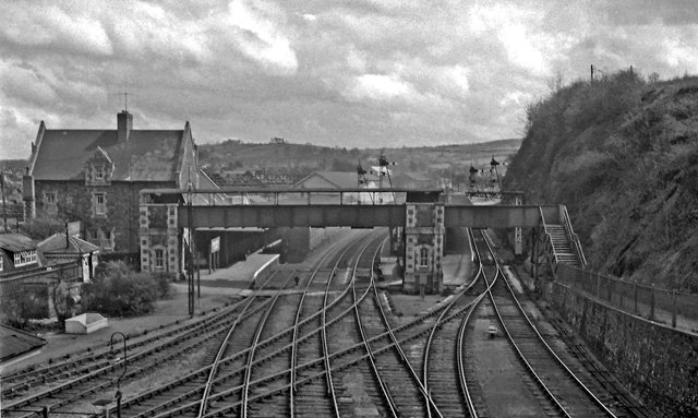 @PeterJohnEmman2 @robertflute @nickolls_andy @ACFOGTaylor @barryhazzard701 @Burbagefox1 @whiting_ally @JedKendray @emt_uk @holtona72 @lokiavivson @MichaelTrainz08 @CompanyTammy @CrecyRail Barnstaple Station when it was Barnstaple Junction! 🚂