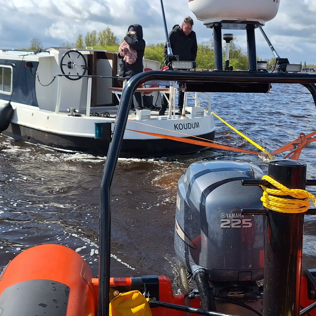 MarkBax77's tweet photo. we werden gebeld voor #sleephulp bij het #sneekermeer. Een boot was #vastgelopen. De Tornado is altijd klaar voor een #waterhulpverlening! We waren snel . Voor de eerste keer de nieuwe sleeplijn van @bijrinus uitrollen!  #sleepdienst #waterhulpdienst #friesemeren https://t.co/4Qr0B7HhEH