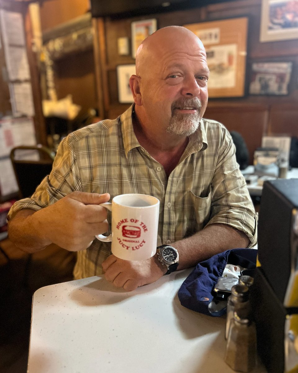 Tonight, we're in the home of the Jucy Lucy. Cheers! #PawnStarsDoAmerica