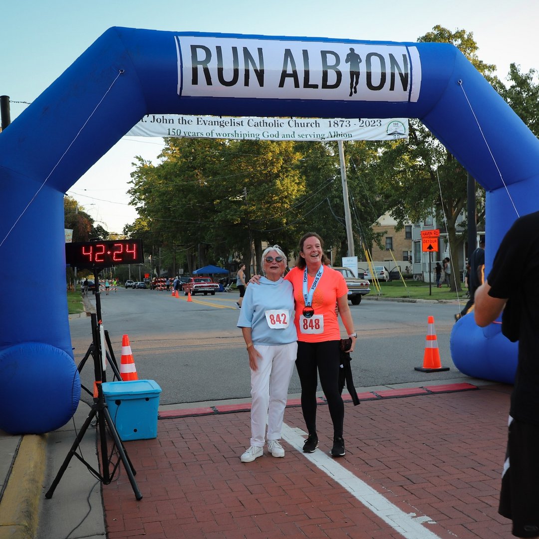 Be sure you get your post-run selfie by our new finish line arch! Tag our page and we'll share your photos. 📸 

#runalbion #runtherock5k #historyhustle5k #forks5k #laceup #running #walking #outdoorrun #michiganevents #downtownalbion #local #5krun #wecandothisalbion