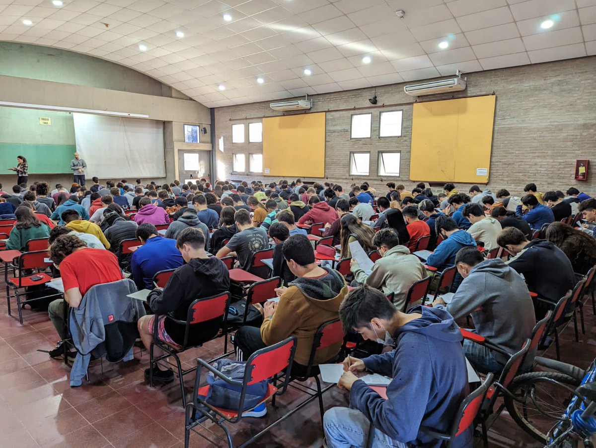 nwolovick's tweet photo. Primer parcial, Organización del Computador, Lic en Cs. de la Computación, @famaf_unc, @unc_cordoba.

+30% de aumento alumnos/as.
Misma planta docente.
Salarios licuados.
Presupuesto para funcionamiento -70%.

2023:180           2024:242 https://t.co/uKYPEmBQUh