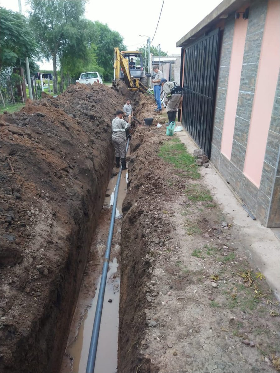En #VillaÁngela, Sameep continúa realizando obras de ampliación de red. Esta vez se colocó 140 metros de caños en calles Tucumán y Garabato.