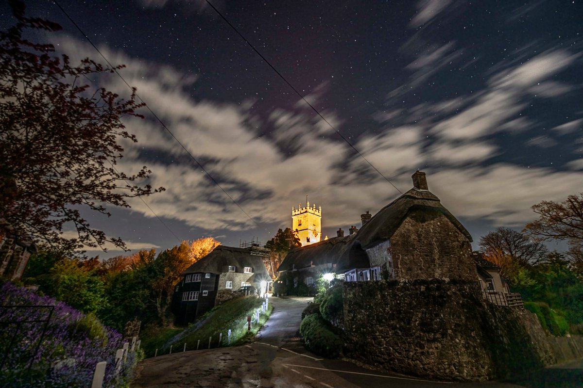 Godshill's chocolate-box thatched cottages and church sat underneath a sky filled with stars.✨💫 ℹ️ Find out more: bit.ly/IWGodshill 📸 Tanya Rock #IOW #IsleofWight #LoveGreatBritain #UNESCO #AONB #IsleofWightNationalLandscape #IsleofWightNL #Coast2024