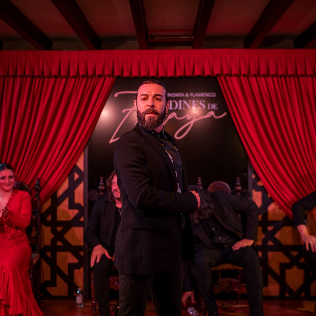No es lo mismo ver una imagen que vivir una experiencia, pero hay fotos que pueden transmitir mucho. Como esta imagen de Ray Benítez 

#Flamenco #Granada #JardinesDeZoraya #TablaoGranada #Tablao