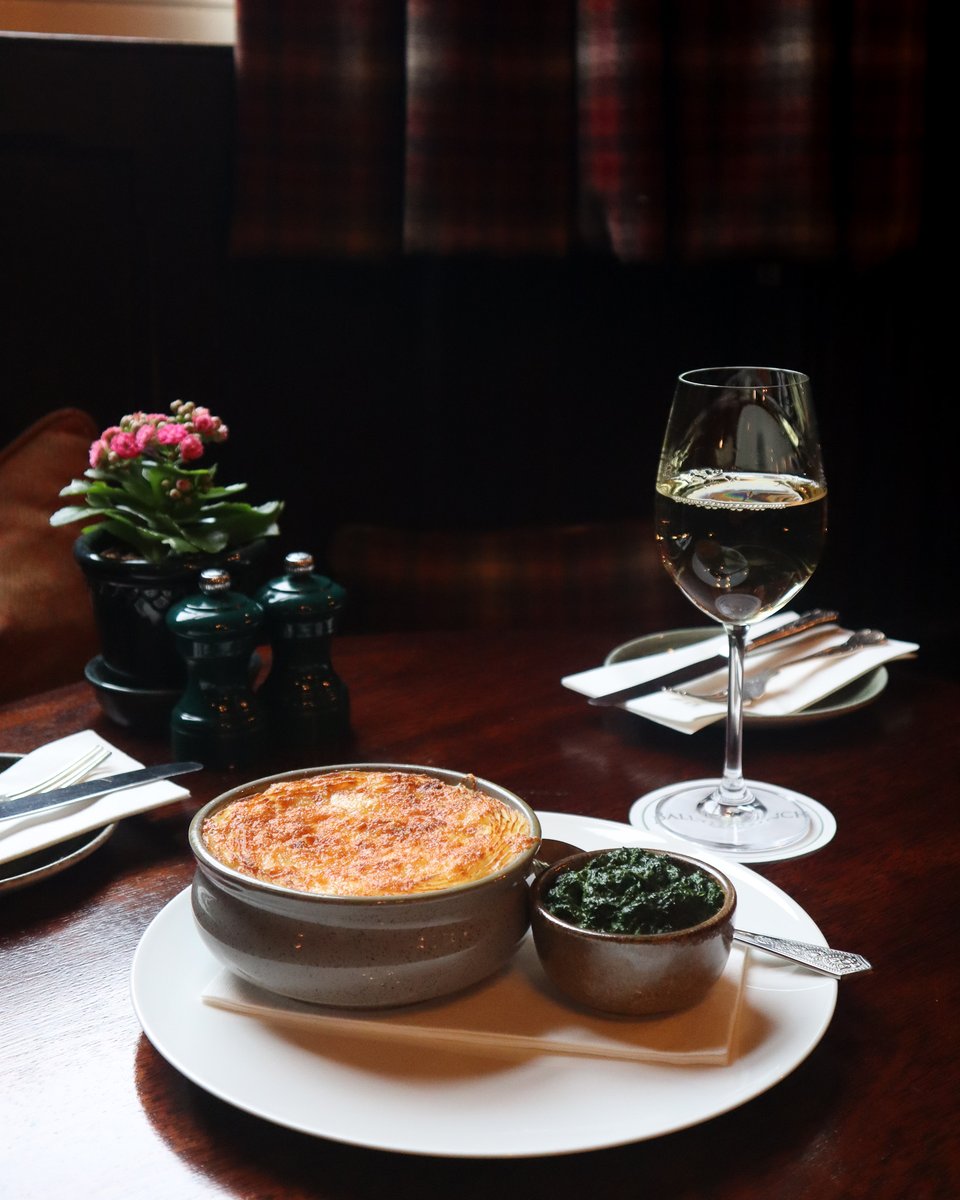 A seafood supper in The Fisherman's Pub 🎣 🍽️ Seafood pie with smoked coley, prawns & haddock in a white wine sauce with a cheddar potato topping, creamed spinach, peas & leeks 💫 #relaischateaux #connemara #ireland #SoVirtuoso #VirtuosoTravel