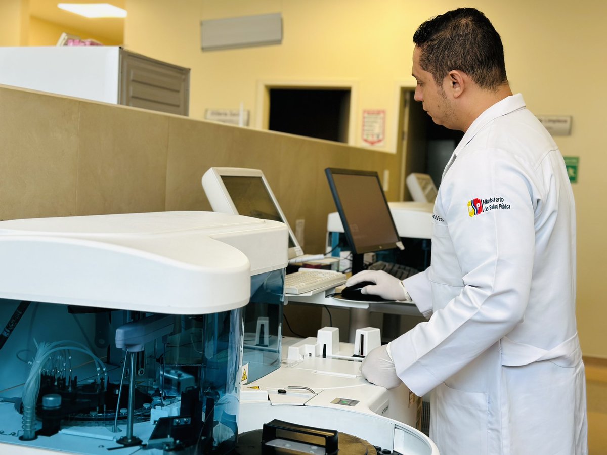 #ElNuevoEcuador | Once equipos con tecnología de vanguardia fortalecen el Laboratorio Once nuevos equipos que se distribuyen en las áreas de Hematología, Inmunología, Bioquímica, Gases y Electrolitos y Uroanálisis, fortalecen el Laboratorio Clínico del @HospitalVerdi 1/4