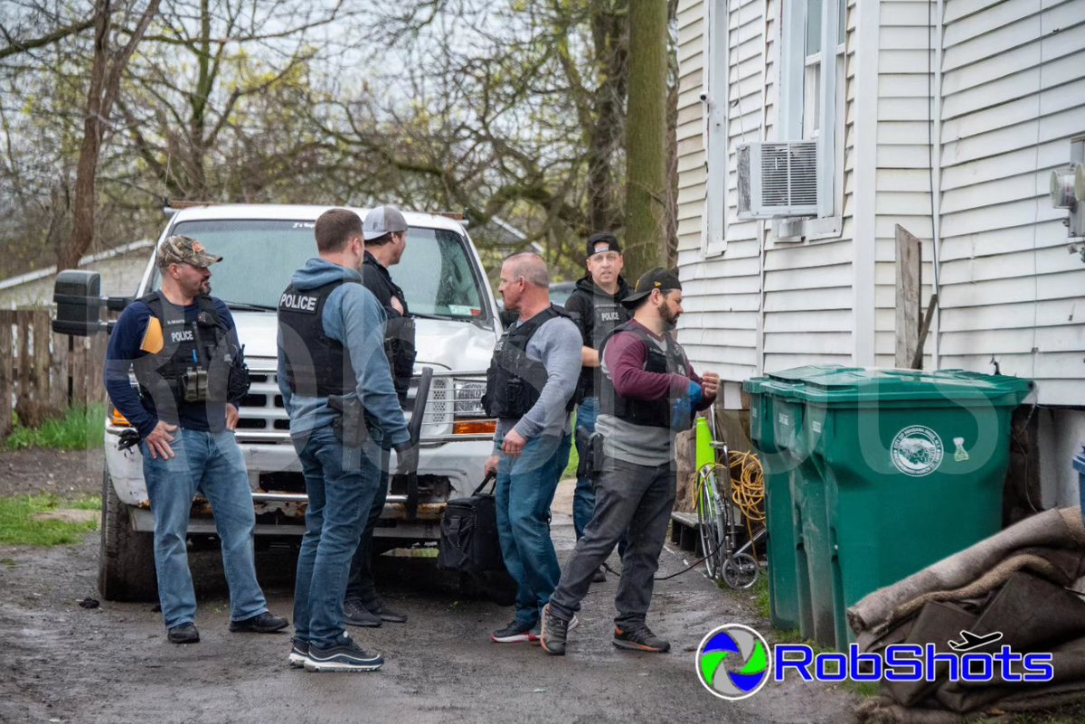 RobShots tweet media