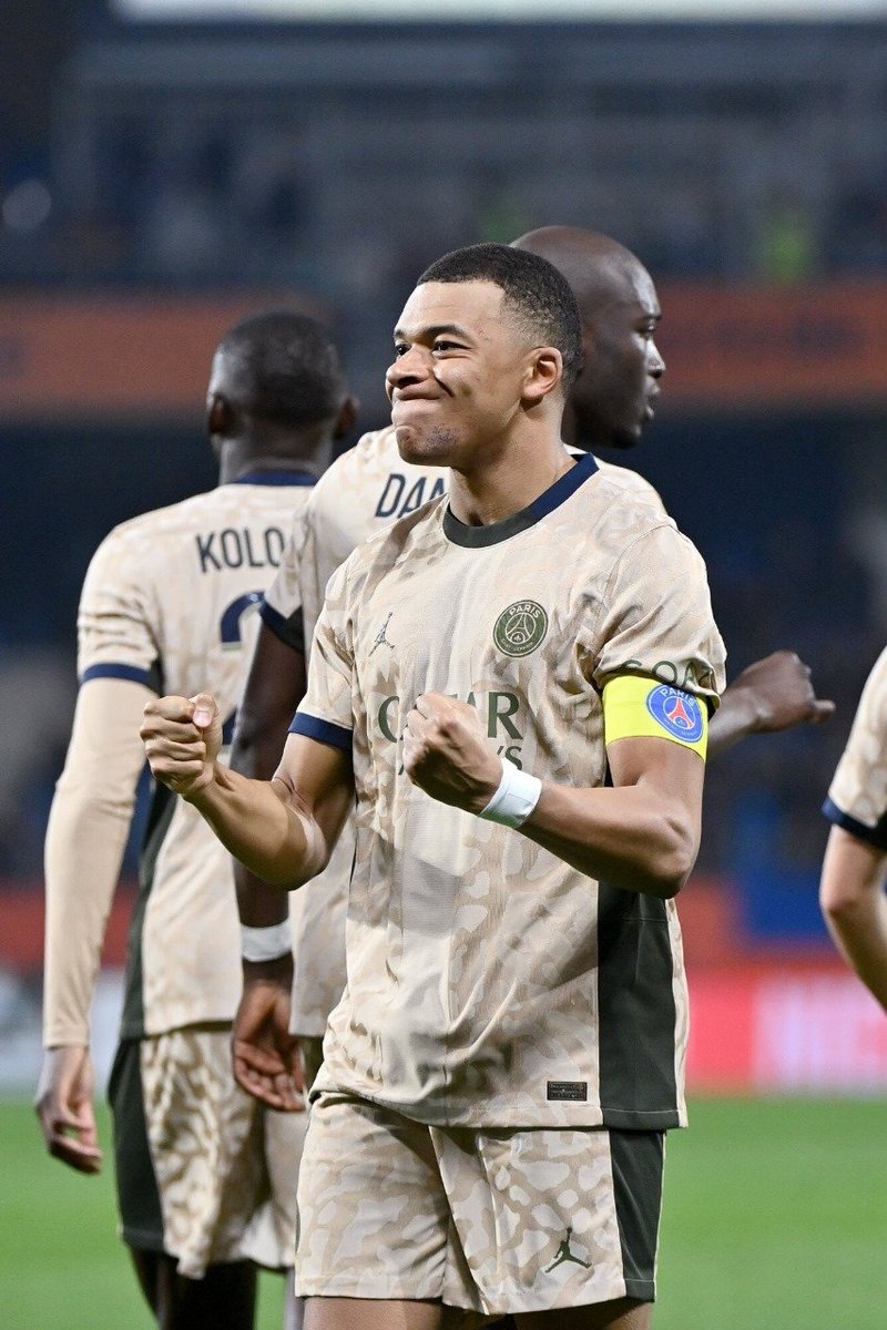 SoccerStre247's tweet photo. MBAPPE DOUBLES LEAD WITH SUPERB FINISH
Dembelegave #PSG their opener but it was a superb second from #KylianMbappe to put the visitors in command. https://t.co/JyBYbJc8I0
