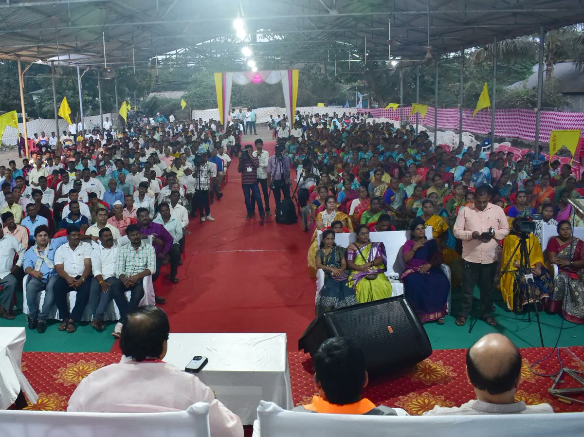 mahancpspeaks's tweet photo. रायगड लोकसभा मतदारसंघातील रेवदंडा इथं महायुतीच्या वतीने आयोजित कोळी महासंघाचा भव्य जाहीर मेळावा पार पाडला. छत्रपती शिवाजी महाराजांच्या आरमाराचं नेतृत्व करत स्वराज्याचं रक्षण कष्टकरी मच्छीमार समाजानं केलं असं म्हणत राष्ट्रवादी काँग्रेसचे प्रदेशाध्यक्ष आणि रायगड लोकसभा मतदारसंघाचे उमेदवार सुनिल तटकरे यांनी या मेळाव्यात समाजाप्रति कृतज्ञता व्यक्त केली. मच्छीमार बांधव दर्याच्या तुफानाला, येणार्‍या संकटांना सामोरं जाऊन पुन्हा त्याच ताकदीनं उभा राहतो म्हणत त्यांनी गौरवौद्गार काढले. मेळाव्याच्या आधी भव्य रॅलीनं कोळी बांधवांनी सुनिल तटकरे यांचं स्वागत केलं.

नरेंद्र मोदी पुन्हा पंतप्रधान झाल्यानंतर केंद्र सरकारच्या माध्यमातून अनेक योजना खासदार म्हणून मच्छीमार बांधवांच्या विकासासाठी राबवल्या जातील असा शब्दही सुनिल तटकरे यांनी दिला. अलिबाग मतदारसंघासाठी जयंत पाटील यांनी जितका निधी आणला त्यापेक्षा तिप्पट निधी आमदार महेंद्र दळवी यांनी आणल्याचंही सुनिल तटकरे यावेळी म्हणाले. 

रायगड मतदारसंघात ४ जूनला घड्याळाचा गजर ऐकायला मिळेल आणि विधानसभेला महेंद्र दळवी यांच्या धनुष्यबाणावर सर्वाधिक मताधिक्य असेल असा विश्वास सुनिल तटकरे यांनी व्यक्त केला. त्यासाठी मतदानादिवशी घड्याळ या चिन्हासमोरचं बटण तुम्हाला दाबायचंय. त्यामुळे उद्याच्या भविष्यात या भागाचं चित्र बदललेलं दिसेल असं सुनिल तटकरे म्हणाले. 

रायगड लोकसभा मतदारसंघातील जनमानसात सुनिल तटकरे यांचं स्थान अढळ आहे. त्यामुळे कुणीही कितीही प्रयत्न केले तरी ते निवडून येणारच असं आमदार महेंद्र दळवी म्हणाले. कोळी आणि आगरी बांधव तटकरे साहेबांच्या पाठीशी उभं राहणार असून त्याचा प्रत्यय मतपेटीतून येईलच असंही महेंद्र दळवी यांनी सांगितलं. 

सुनिल तटकरे यांच्या रुपानं मतदारसंघाला एक अनुभवी आणि सुशिक्षित उमेदवार लाभलाय. नरेंद्र मोदींचे हात बळकट करण्यासाठी सुनिल तटकरे यांना निवडून द्यायचंय असं म्हणत रायगडचा कोळी समाज प्रामाणिकपणे पाठीशी उभा राहिल असा शब्द आमदार रमेश पाटील यांनी यावेळी दिला. 
 
या मेळाव्याला कोळी महासंघाचे राष्ट्रीय अध्यक्ष आमदार रमेश पाटील, कोळी समाजाचे कार्याध्यक्ष प्रकाश बोबडी, युवा नेते चेतन पाटील, सरपंच प्रफुल मोरे, देवानंद भोईर आदींसह महायुतीचे पदाधिकारी व कार्यकर्ते मोठ्या संख्येनं उपस्थित होते.

#सुनिलतटकरे #महायुती #रेवदंडा #कोळी #मच्छिमार #नरेंद्रमोदी #रायगड #लोकसभाचुनाव2024 #राष्ट्रासोबत_राष्ट्रवादी #suniltatkare #Mahayuti #raigad #LokSabhaElections2024 #ncpspeaksofficial