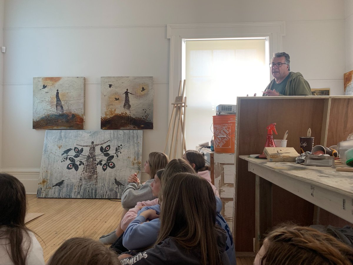 Grade 7/8 students from St. Cecilia visit <a href="/LynnwoodArts/">Lynnwood Arts Centre</a> to work with Indigenous Artist Michael Barber and create a beautiful background for his mural. #WeAreCalled <a href="/ARTSbhncdsb/">BHNCDSB Arts</a> <a href="/bhncdsb/">BHNCDSB</a>