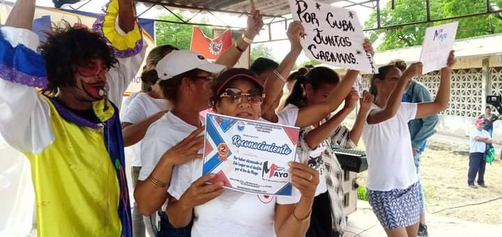 DaylenisBe12288's tweet photo. Trabajadores del #SectorDeLaCultura en #Yara dejando su sello particular en cada espacio. En esta ocasión en el consejo popularLos Cayo en el desfile de barrio, en saludo a este 1ro de mayo Día Internacional de los trabajadores.
#CTCYara
#CulturaYara
#SomosCultura https://t.co/7stmAVGeFF