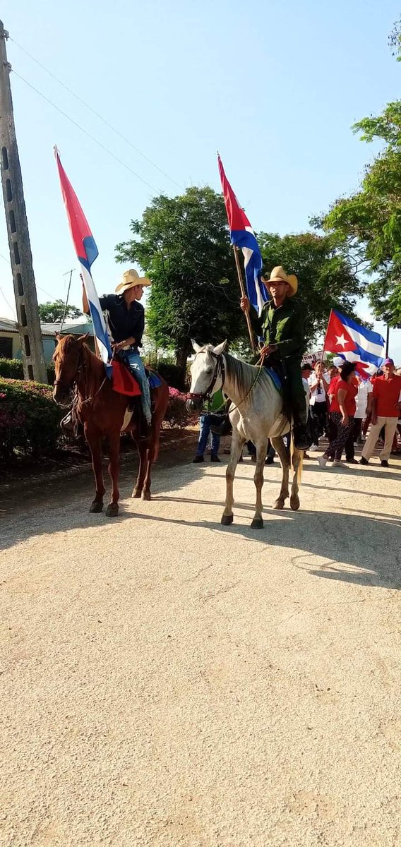 DaylenisBe12288's tweet photo. Trabajadores del #SectorDeLaCultura en #Yara dejando su sello particular en cada espacio. En esta ocasión en el consejo popularLos Cayo en el desfile de barrio, en saludo a este 1ro de mayo Día Internacional de los trabajadores.
#CTCYara
#CulturaYara
#SomosCultura https://t.co/7stmAVGeFF