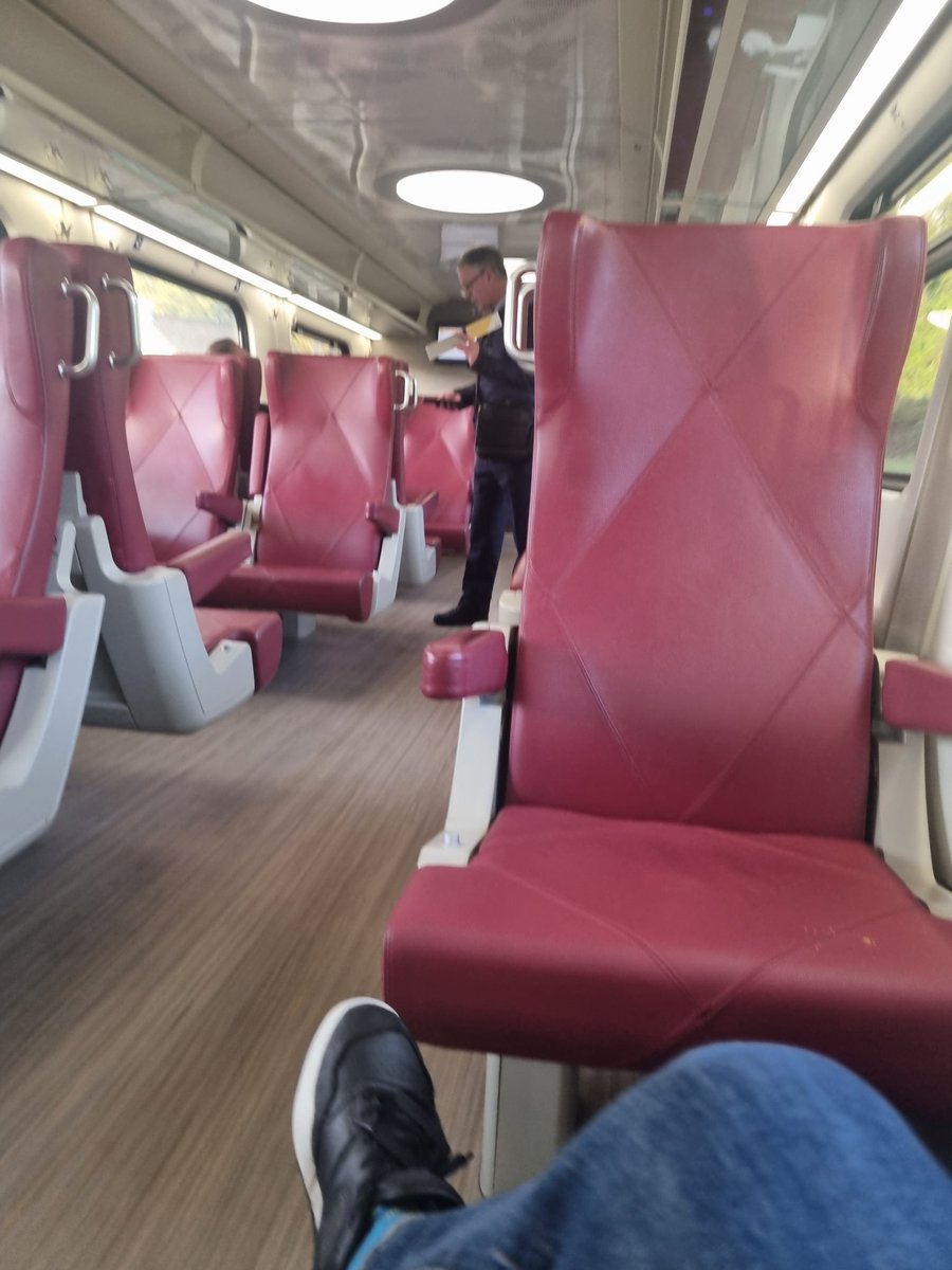 LeoBombayage's tweet photo. You would have thought if you don't have correct ticket that you wouldn't play loud music to attract attention to yourself🙅🏾♂️
#TrainChronicles https://t.co/I3ayKxtpO3