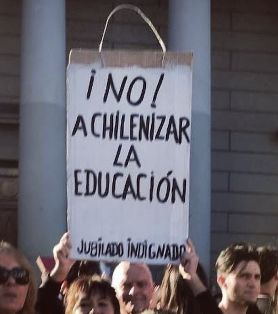 Triste, pero cierto. Cartel en manifestación multitudinaria de Argentinos/as contra Milei.