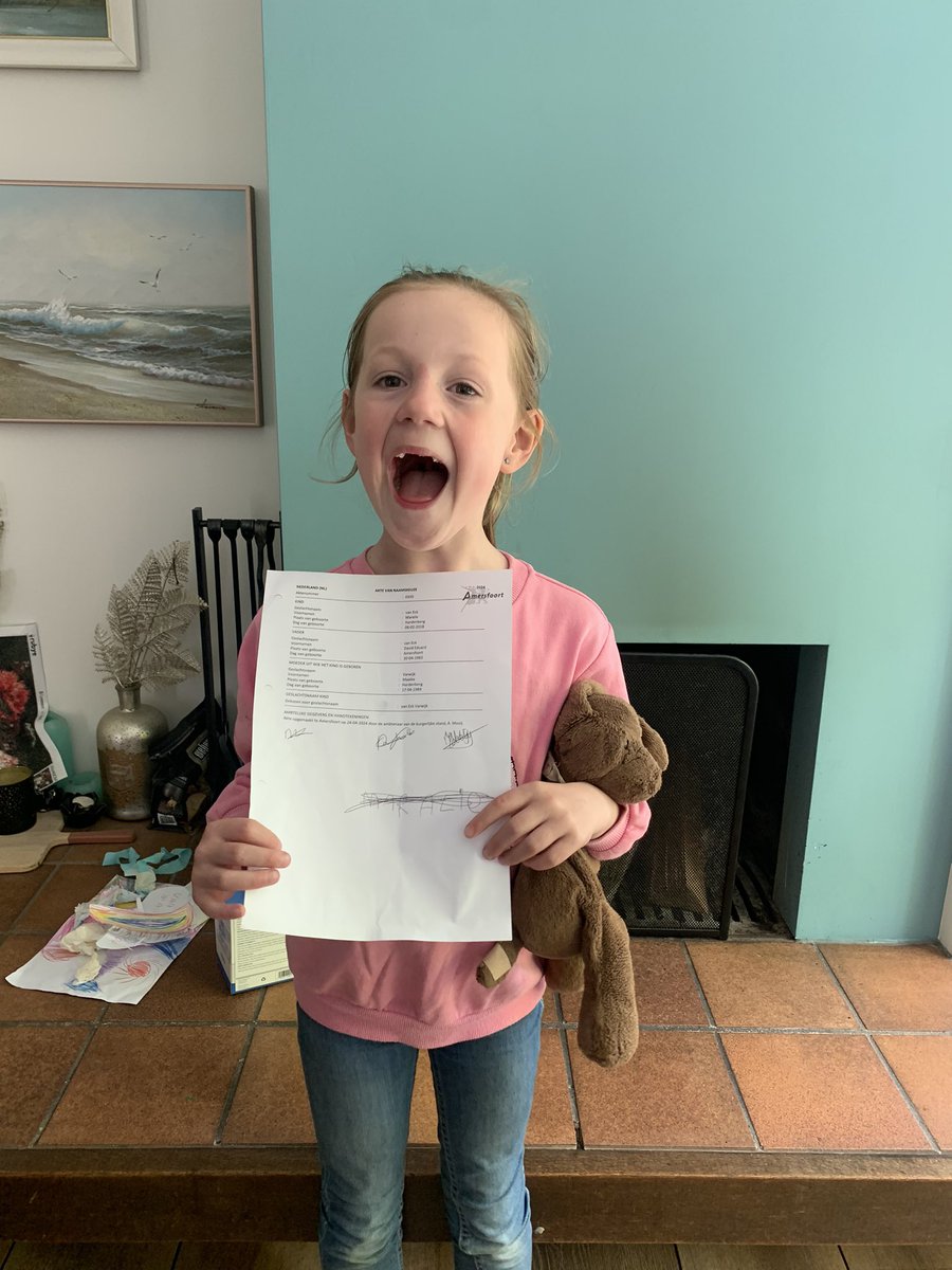 Je kunt jouw kind (eindelijk!!) 2 achternamen geven. Is jouw kind op of na 1-1-2016 geboren, dan kan dit ook nog met terugwerkende kracht. En Maralie? Met haar eigen handtekening op de kopie van de akte (op de ‘echte’ mocht niet) draagt zij sinds vandaag vol trots 2 achternamen!