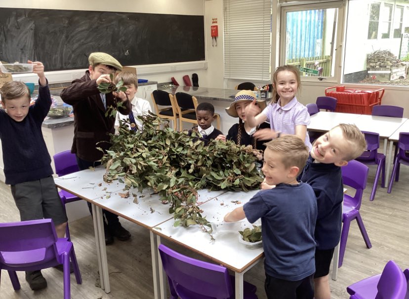 Today Eco Comittee were being very resourceful. They were preparing bath leaves to sell in the future. Thank you Mr Markham for your kind donation. The children loved this activity! 💚