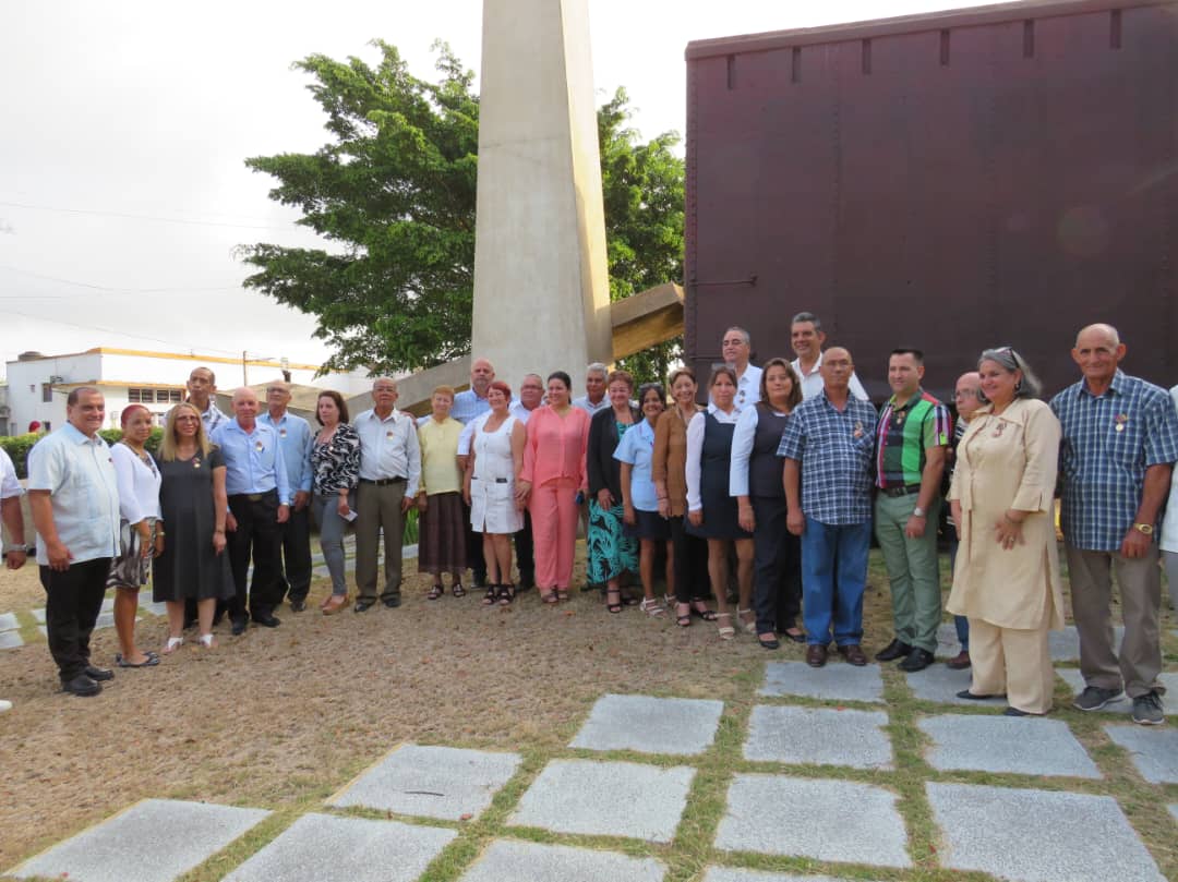 Como parte de las actividades por la celebración del Primero de Mayo, la #CTC en #VillaClara otorgó a la #UCLVnuestra la Orden 'Lázaro Peña', de Segundo Grado por la destacada trayectoria en pos de la #EducaciónSuperior que desarrolla esta casa de altos estudios. 👏💪🏻🇨🇺