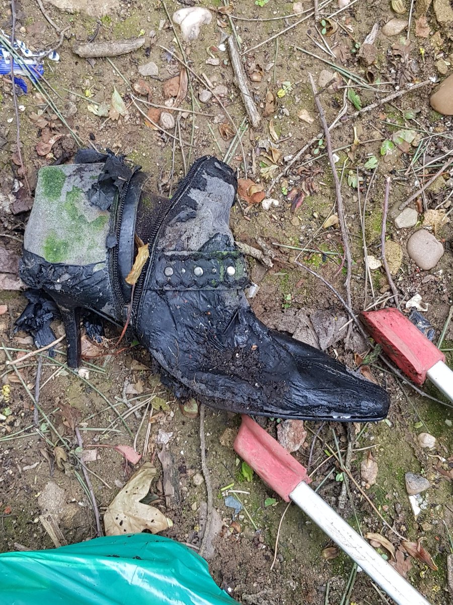 3 bags cleared from this #litter filled drainage channel. Lots of old #plastic, broken glass & a light bulb? Ceramic jar & 1 👠led to 4 more & a pair of 👖. Wonder what we will find on our next pick 🤔 #ButtercupLeys @LitterReporting @abandonedshoes @cleanupbritain