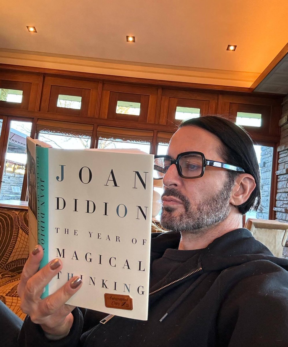 highsnobiety's tweet photo. Obsessed with Marc Jacobs' reading selfies https://t.co/0YEe8W0sDQ