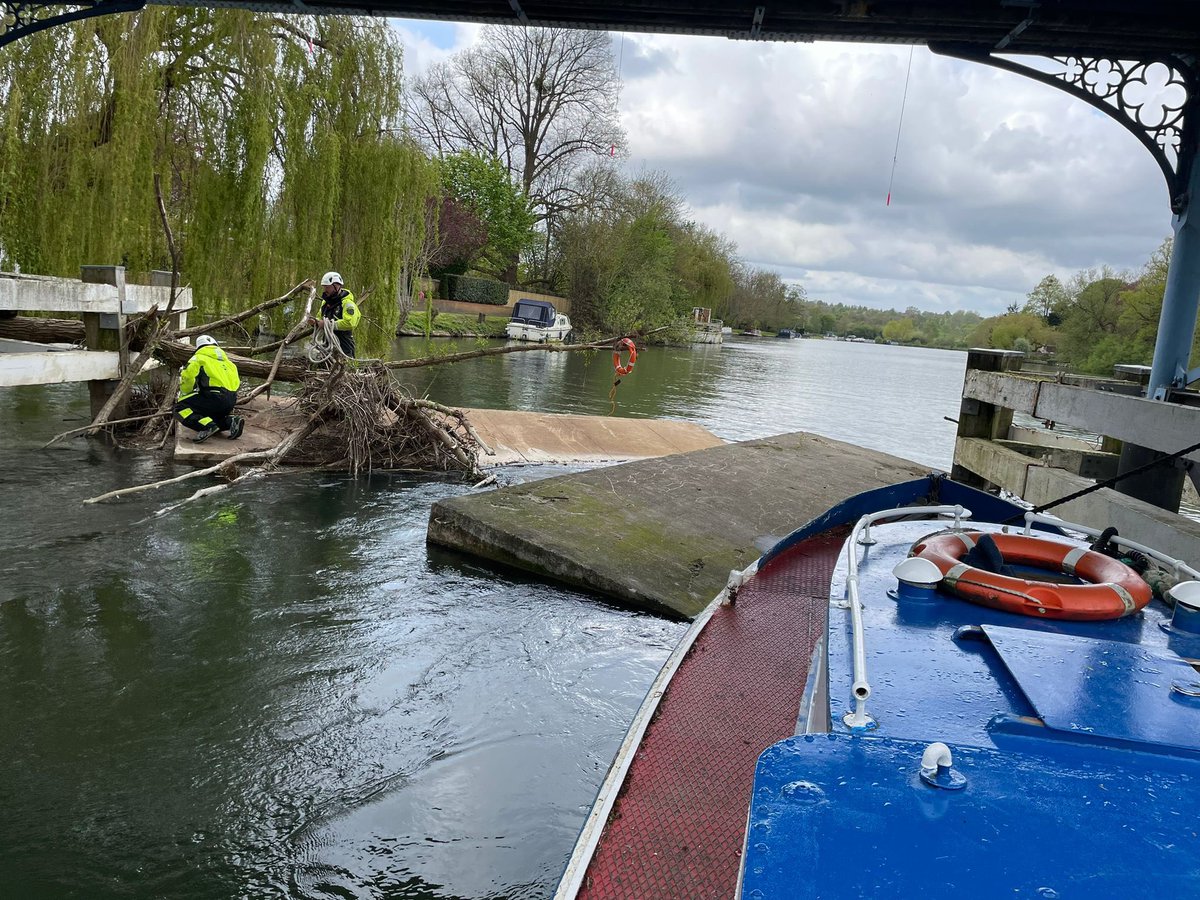 Charlie_Bil's tweet photo. A successful recovery job done yesterday of two ex concrete rowing pontoons from Cookham bridge. Working in unison with @EnvAgency/@MariaHerlihyEA and #runnymeadboatyard to get the job done safely and with minimal damage to the bridge. #workingthames #safethames https://t.co/qMkW1rPx67