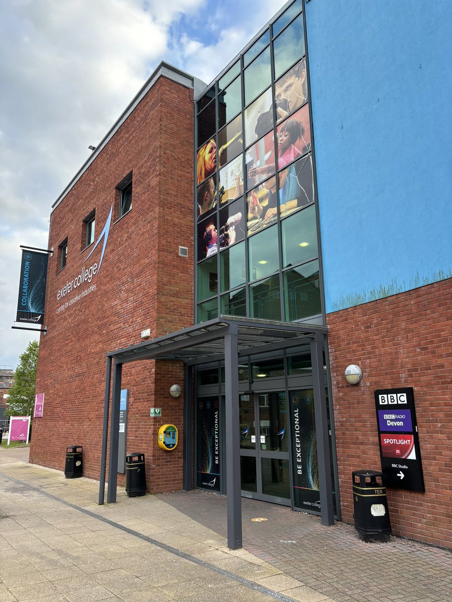 Lovely to meet future students at @ExeterCollege’s open afternoon and evening. This is the building where I studied journalism and media nearly (whisper it quietly) 20 years ago 😱 Brilliant to catch up with some former lecturers of mine too !