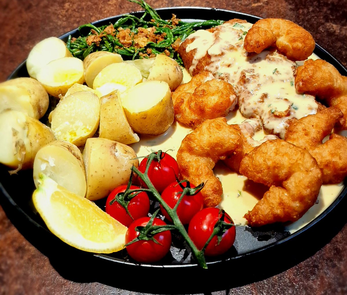 This evenings scran. Beer battered cod loin and king prawns with a creamy Tarragon sauce. Jersey Royal spuds dripping in butter, pan-fried Samphire with crispy onions, and cherry tomatoes. 😎