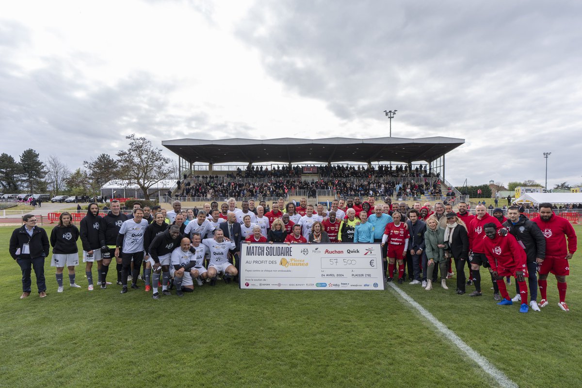 Deux équipes mais un même but : améliorer le quotidien des enfants et des adolescents hospitalisés. Merci aux joueurs du @VarietesCF qui se mobilisent au profit des @PiecesJaunes. Le match se poursuit !