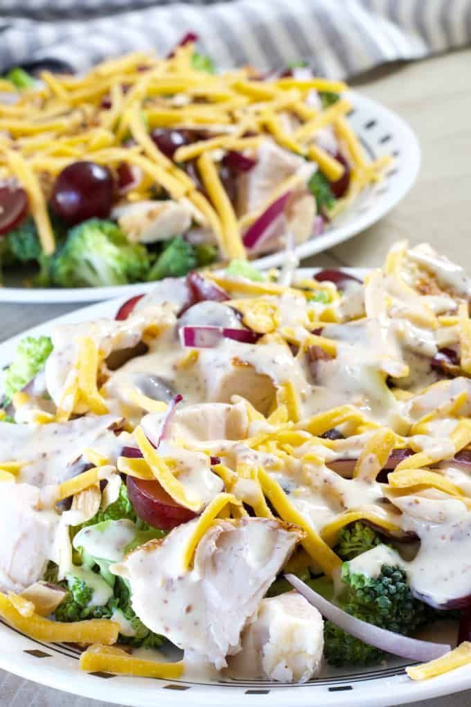 Leftover chicken (or a rotisserie) is the key to this super quick recipe - and it's so easy! Chicken & Broccoli Salad ⇣ mindyscookingobsession.com/chicken-brocco… #chicken #veggies #saladrecipes #salad #healthyeating #greens #easymeals