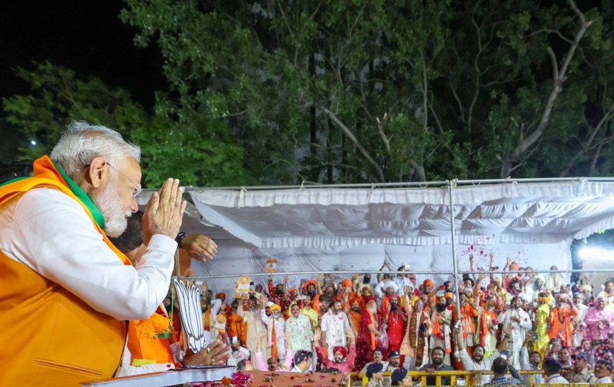 The enthusiasm and emotion are high in Bhopal during Hon'ble PM Shri @narendramodi Ji's road show. #PhirEKBarModiSarkar