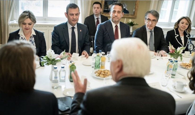 Cumhurbaşkanı Steinmeier Ankara’daki temasları kapsamında CHP Genel Başkanı @eczozgurozel ile bir araya geldi. Görüşmede Türkiye’deki güncel siyasi gelişmeler ele alındı.