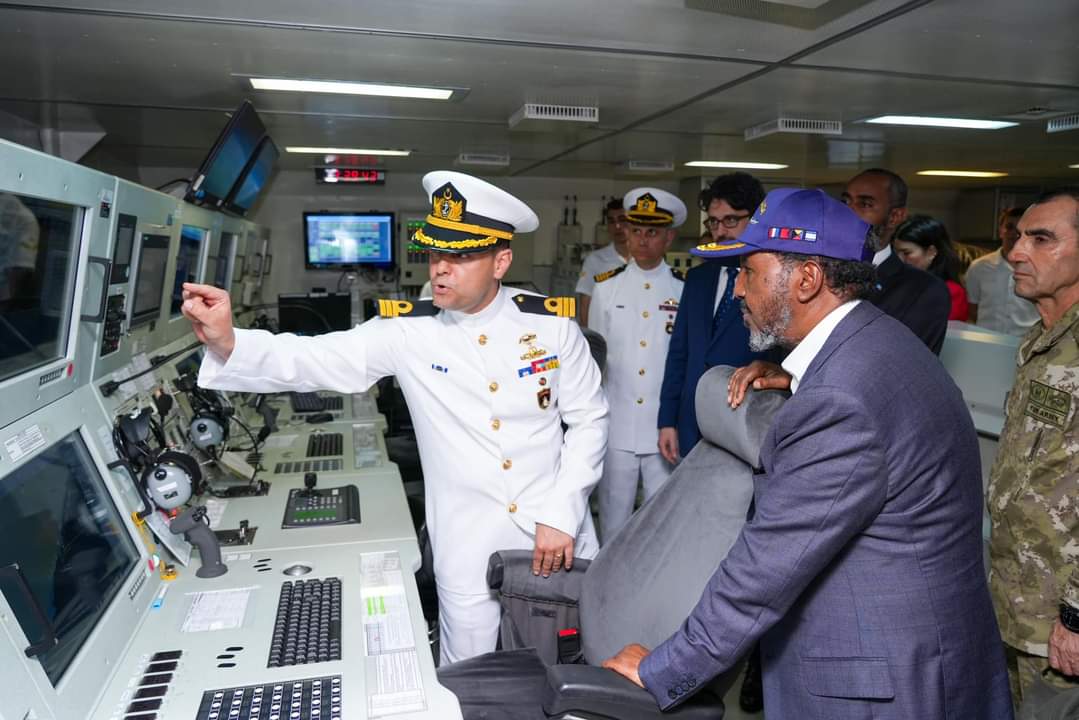 ➡️ Sunday: School children in #Djibouti visit the Turkish military vessel TCG Kinaliada. 

➡️Tuesday: @HassanSMohamud using it as a prop for a photo-op in #Mogadishu.