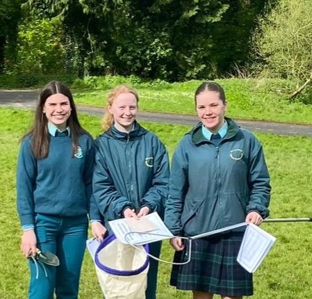 Some of our sixth year biology students took a break from the classroom this week to carry out their ecology field study. Active learning and fresh air 🌳 🐞 🐜

@lecheiletrust1
@stlouisnetwork
#stlouiscmx #lecheile 💚