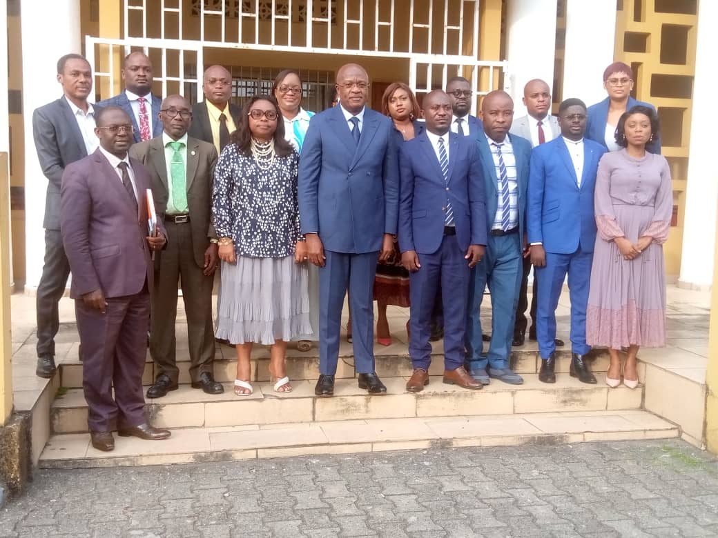 Le décret portant reclassement à titre exceptionnel de 274 Greffiers remis officiellement aux syndicats.Le Ministre de la Justice, Paul-Marie GONDJOUT,a reçu les membres du Syndicat national des greffiers (Synagref) et du Syndicat des Greffiers du Gabon (SGG) le 24/4/2024.