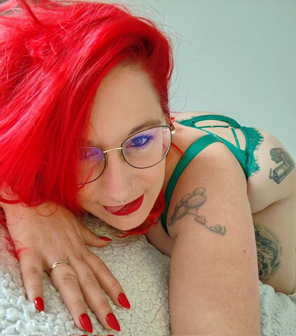 Bouh 😏  👉🏻👈🏻 J'aimerais bien avoir pleins de poti 💚 en commentaire 🙏🏻😌🥰 https://t.co/jSIbAQi7Tf