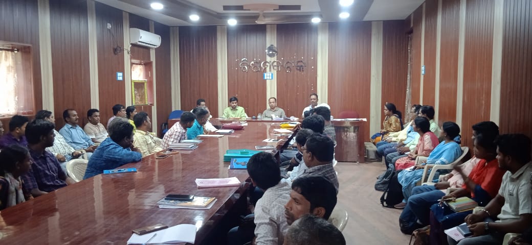 Respected CDO Sir visited some polling booths and reviewed AMF, SVEEP activities and other ongoing schemes in the conference hall attended by all Block field staff, Sector Officers and BEO etc. @DM_Rayagada @ECISVEEP @CMO_Odisha #Rayagada #DeshKaGarv