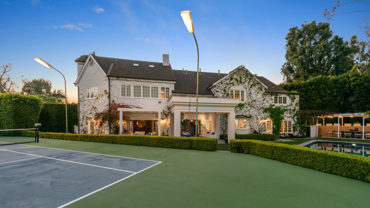 The Perfect Match 🎾 Nestled within the prestigious guard-gated Hidden Valley Estates, with this enchanting traditional tennis court estate blends classic elegance with modern allure. [Listing: @TheAltmanBros | tinyurl.com/9551-Lime-Orch…] #EllimanCalifornia #BeverlyHills