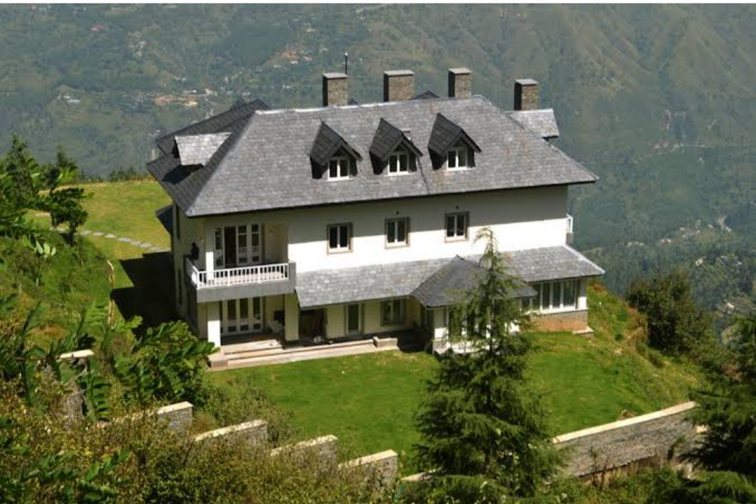 This huge bungalow in Shimla belongs to Priyanka Vadra. Although no outsider is allowed to build a home in this valley, the rules have always been different for the royal family... Anyway, I want this bungalow under wealth redistribution plan. Hope @priyankagandhi won't mind.