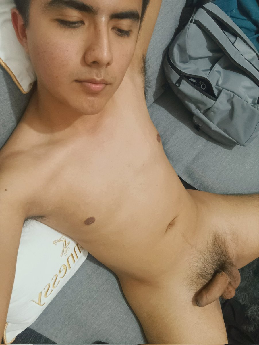 KEVFLOWERSS's tweet photo. Siempre llegando del trabajo, me desnudo y me tiró al sofá a ver películas, alguien quiere ver películas conmigo? 😏 

Solo mis fieles dan RT https://t.co/677mlOOXzr