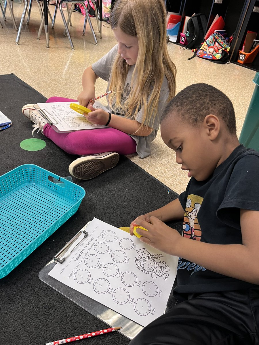 LearnWithMay's tweet image. Practicing telling time in centers! ⏰ @SedgeGardenES
