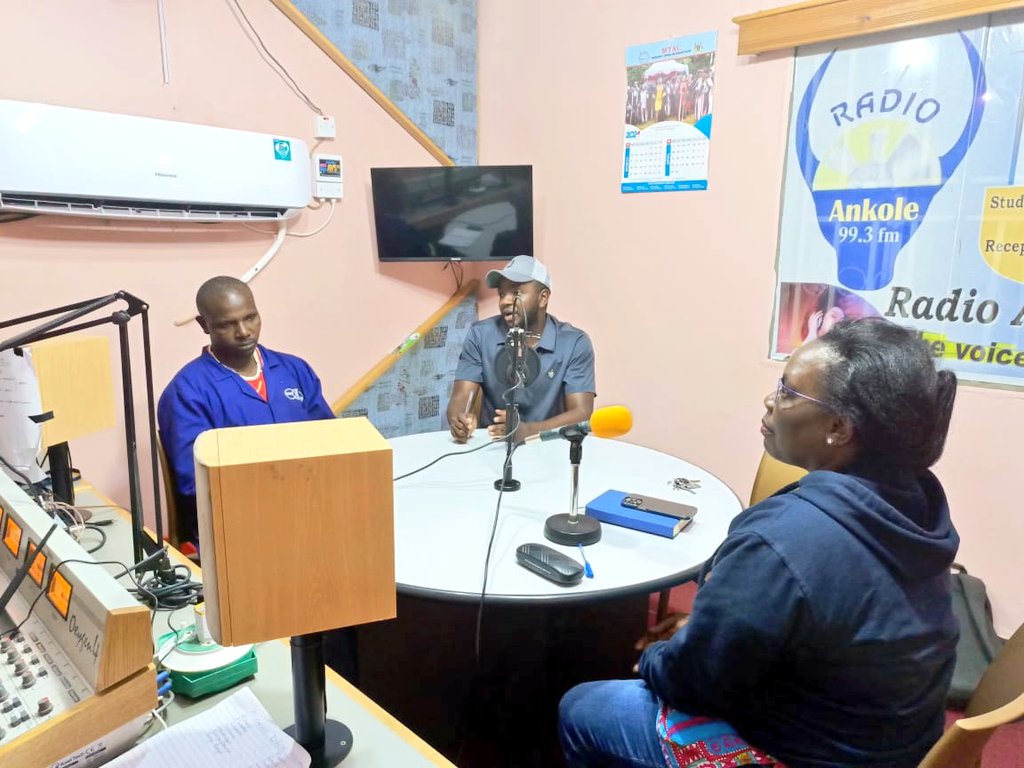 With the @BiogasUganda team in the studios of #Radio_Ankole Ntugamo District elaborating more on the ABC Project & the #Biodigester_Sector in Uganda with Innos Company Ltd
#Biogas is generated from all Organic waste
Call the Expert: 0701858901/0783111015
#WasteToEnergy Campaign