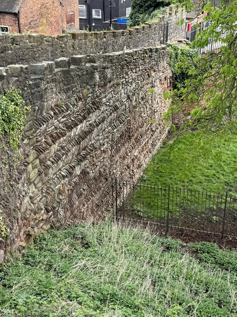 View of the wall leading up to Tamworth Castle, Staffordshire 🏴󠁧󠁢󠁥󠁮󠁧󠁿 in a herringbone style #WallsOnWednesday