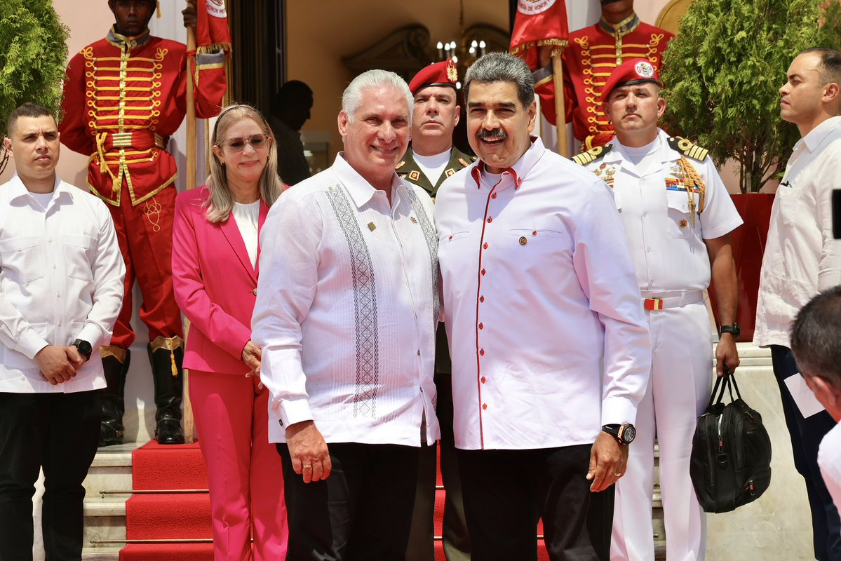 🇨🇺🤝🇻🇪| El presidente de #Venezuela, @NicolasMaduro, recibe al presidente de #Cuba, @DiazCanelB, a su llegada al Palacio de Miraflores, donde en minutos tendrá lugar la XXIII Cumbre del @ALBATCP. #ALBAUnida