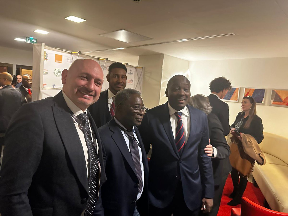 UBAFrance's tweet photo. Plus tôt cette semaine, lors du Forum Investir en Afrique à Paris, notre PDG, #RenéLaurentAlciator  a eu le plaisir de rencontrer #MohammedDiao, directeur financier régional d'Africa Global Logistics, et d'échanger avec #MariusKombila, Directeur Général du Conseil Mondial en Environnement Forestier. Ces rencontres soulignent l'importance du réseautage dans la promotion de collaborations impactantes. 

Nous avons hâte de voir ce que l'avenir nous réserve!

#ForumInvestirenAfrique #Networking #UBAFrance #AfricasGlobalBank