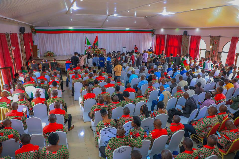 Après la réunion du Comité central du @CnddFdd tenue à @NgoziProvince , le SG @R_Ndikuriyo a animé, ce 24/4, une conférence de presse pour présenter les grandes résolutions issues de ce grand rendez-vous annuel pour pousser une révolution sociale et économique au #Burundi.