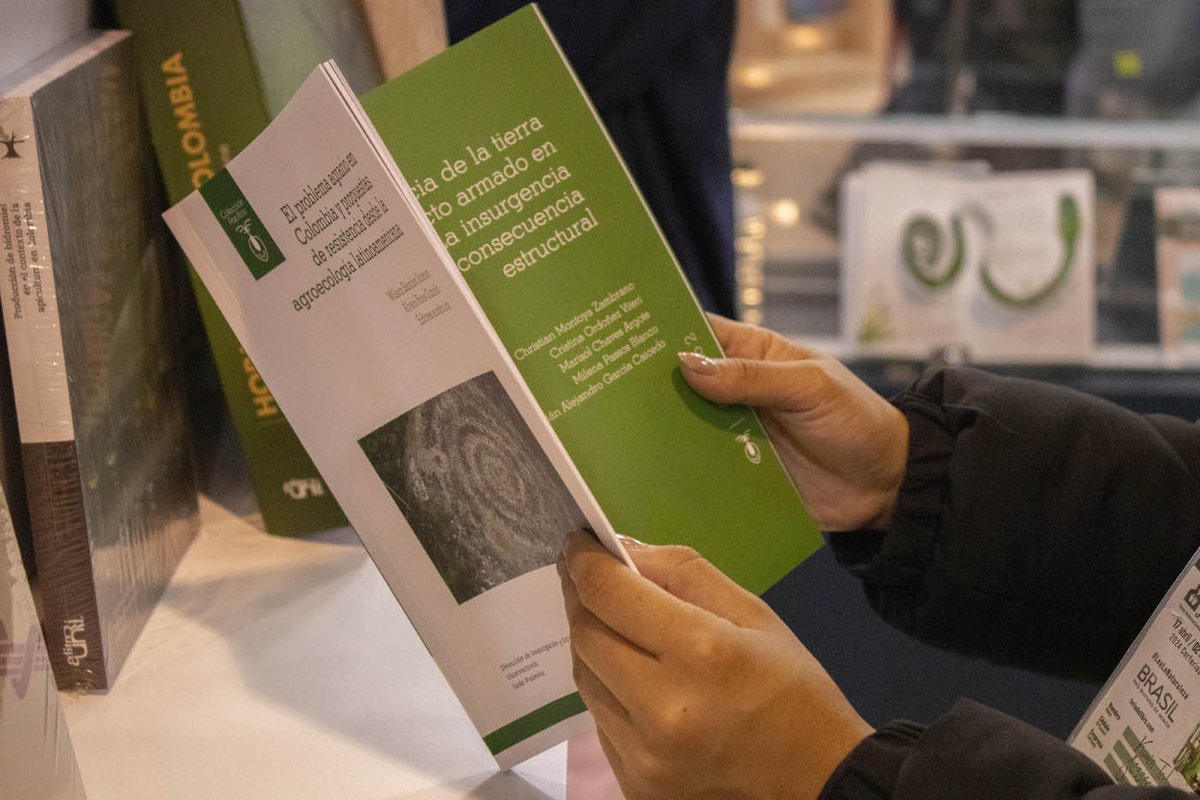 #LaUNALenFilbo | El problema agrario en Colombia y propuestas de resistencia desde la agroecología latinoamericana llega hasta el stand de la @UNALOficial para entregar herramientas de preservación de la tierra. Conoce más de este texto aquí: acortar.link/i3rPmo